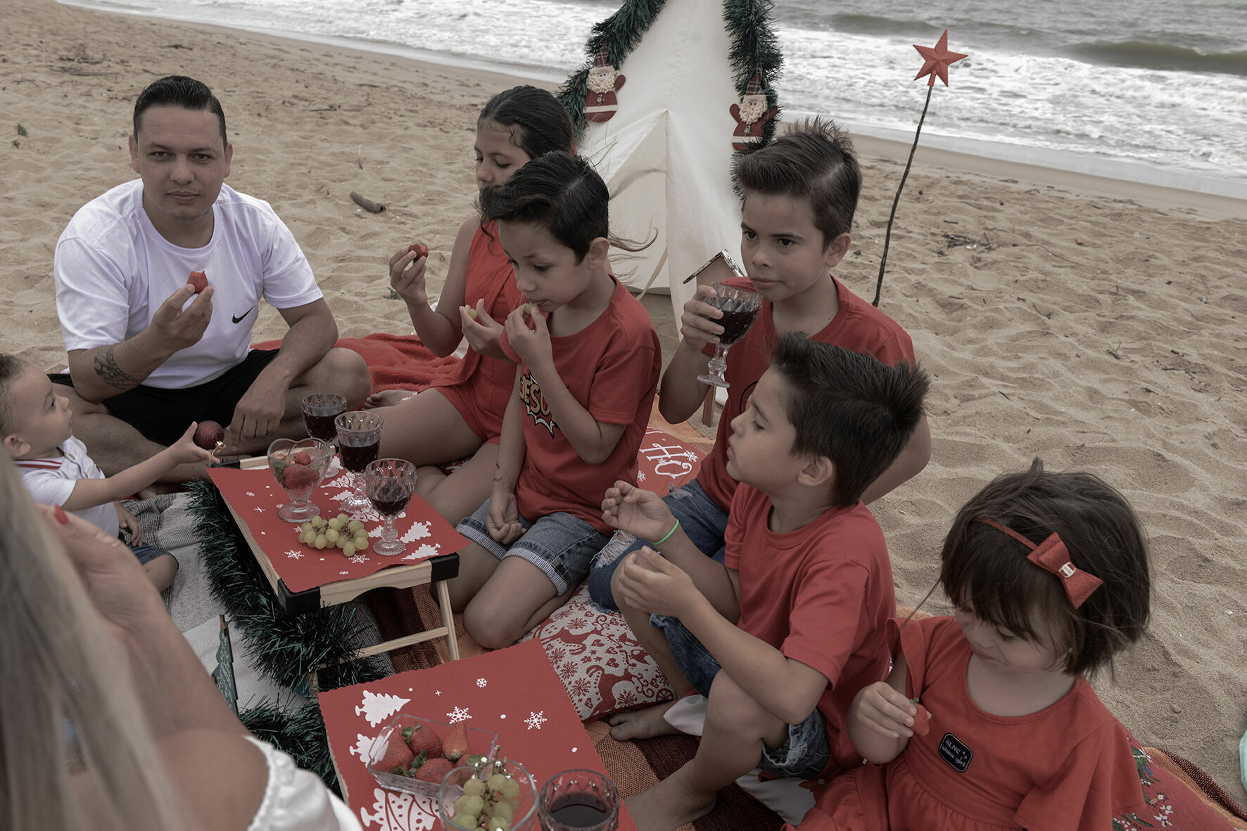 Foto Familia na praia, piquenique Foto Familia na praia, piquenique - Imagem 1