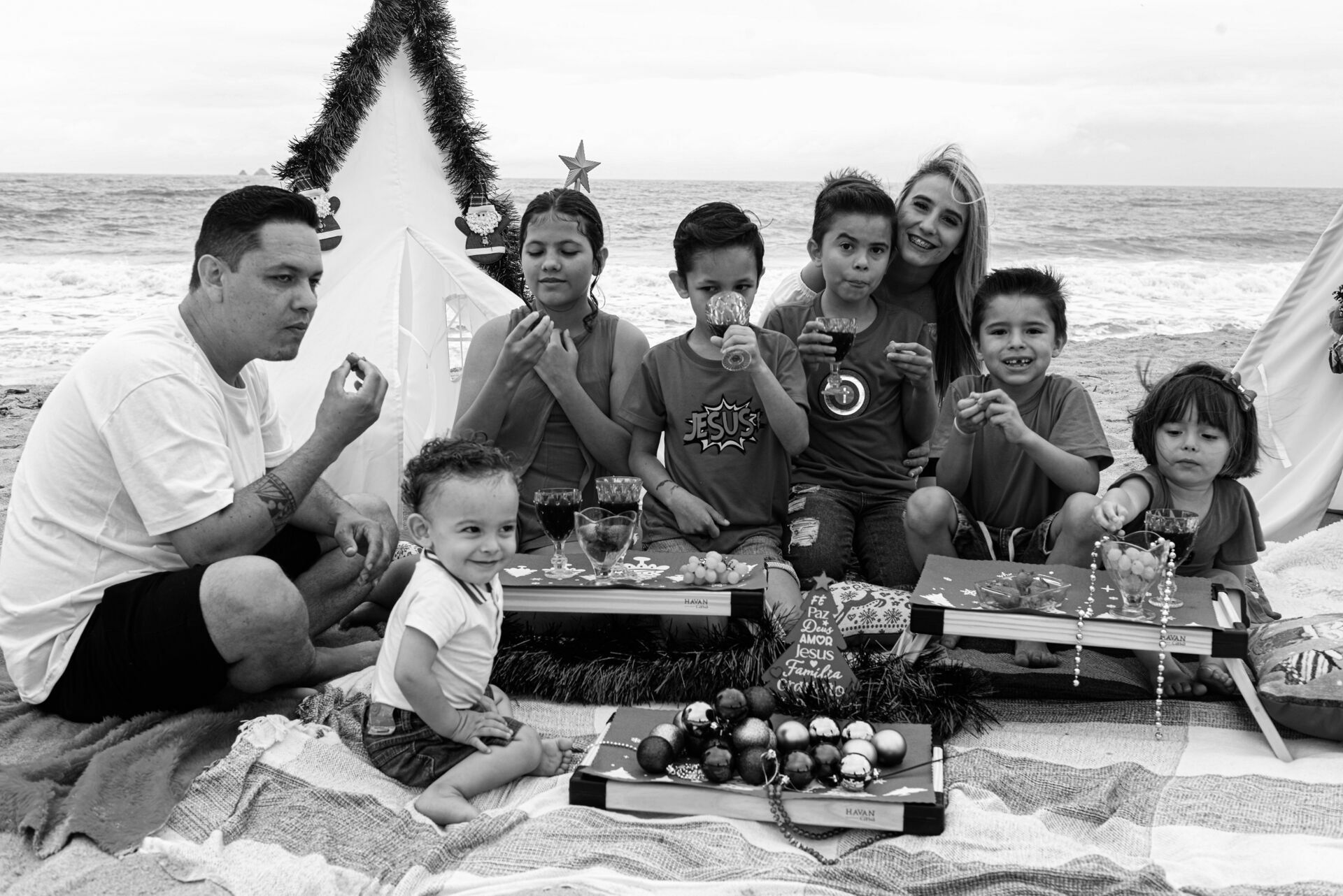 Foto Familia na praia, piquenique Foto Familia na praia, piquenique - Imagem 3