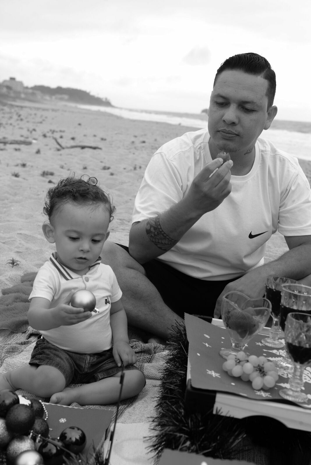 Foto Familia na praia, piquenique Foto Familia na praia, piquenique - Imagem 2